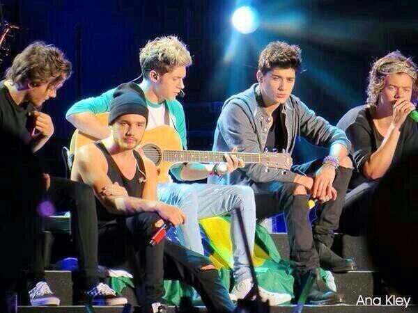 Mi felicidad? La sonrisa de 5 Chicos ♥                                    One band - One Dream - One Direction ♥