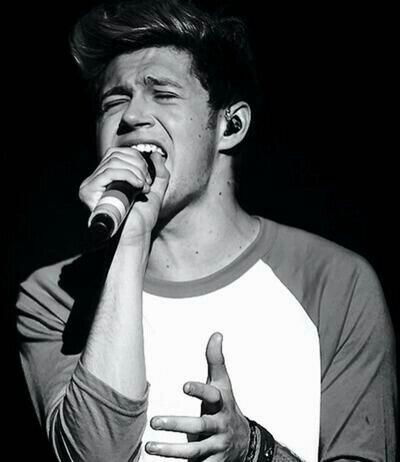 Tengo 140 caracteres para hacer que te enamores de 5 idiotas. Es un trabajo sencillo. #Directioner