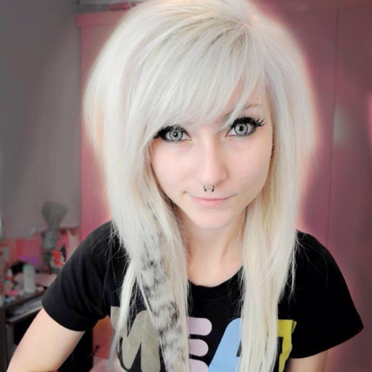 Na foto de perfil é a DÊ ( andressa damiani ) Aqui você terá vários cortes de cabelo SCENE ... regrinhas básicas : sem plágio, ame scene, ame rock SIGA-NOS