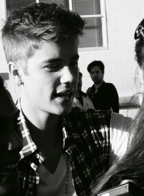 FREE FOLLOW FROM @TAKESBIEBERR SO FOLLOW HER OR I UNF.