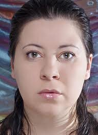 Se amable, pero no facil. Se digna, pero no orgullosa. Se tierna, pero no flexible. Ama, pero con el corazon. Se mujer, pero no una muneca.