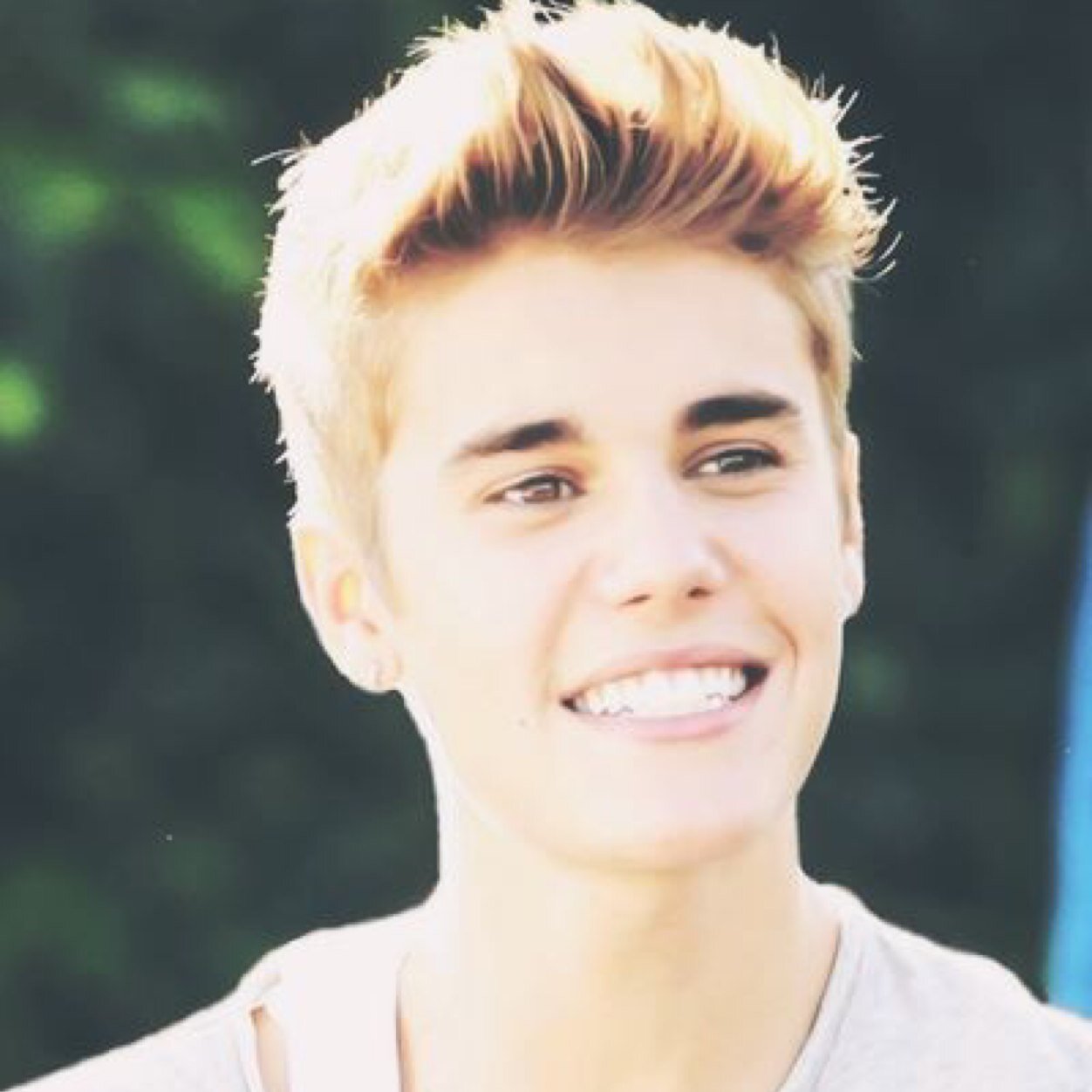 12 aninhos *-* , peixes , amo bigodes , chata , feia , boba :3 quer saber mais bb ? Follow-me