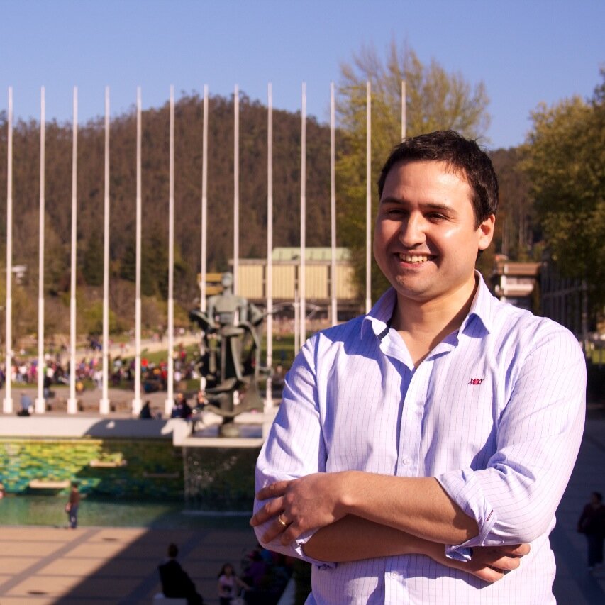 Fanático de mi familia, agradecido del pasado, contento con el presente y optimista del futuro (antes del 2020, claro).