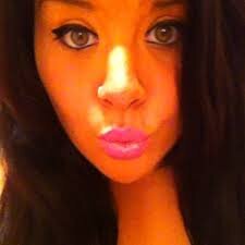arturaroyo803's profile picture. No se ama a una mujer porque sea bella. Es bella porque se le ama.
