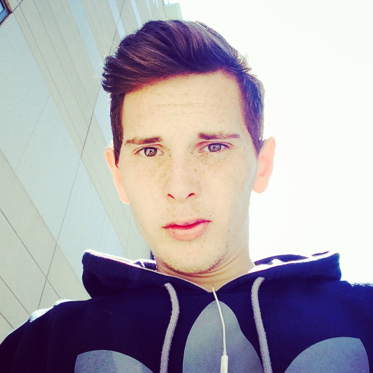 @Ben_Martin09
follow me and ill follow you back..Average ✌