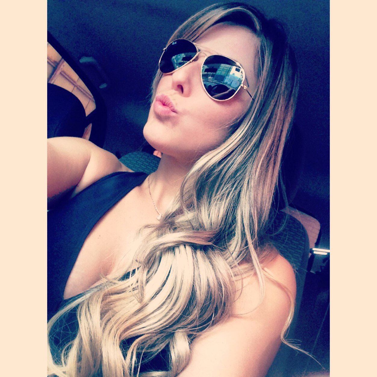 ♫ ♪ Ela é diferente, Ela é engraçada É inteligente Também é bem humorada...♪♫