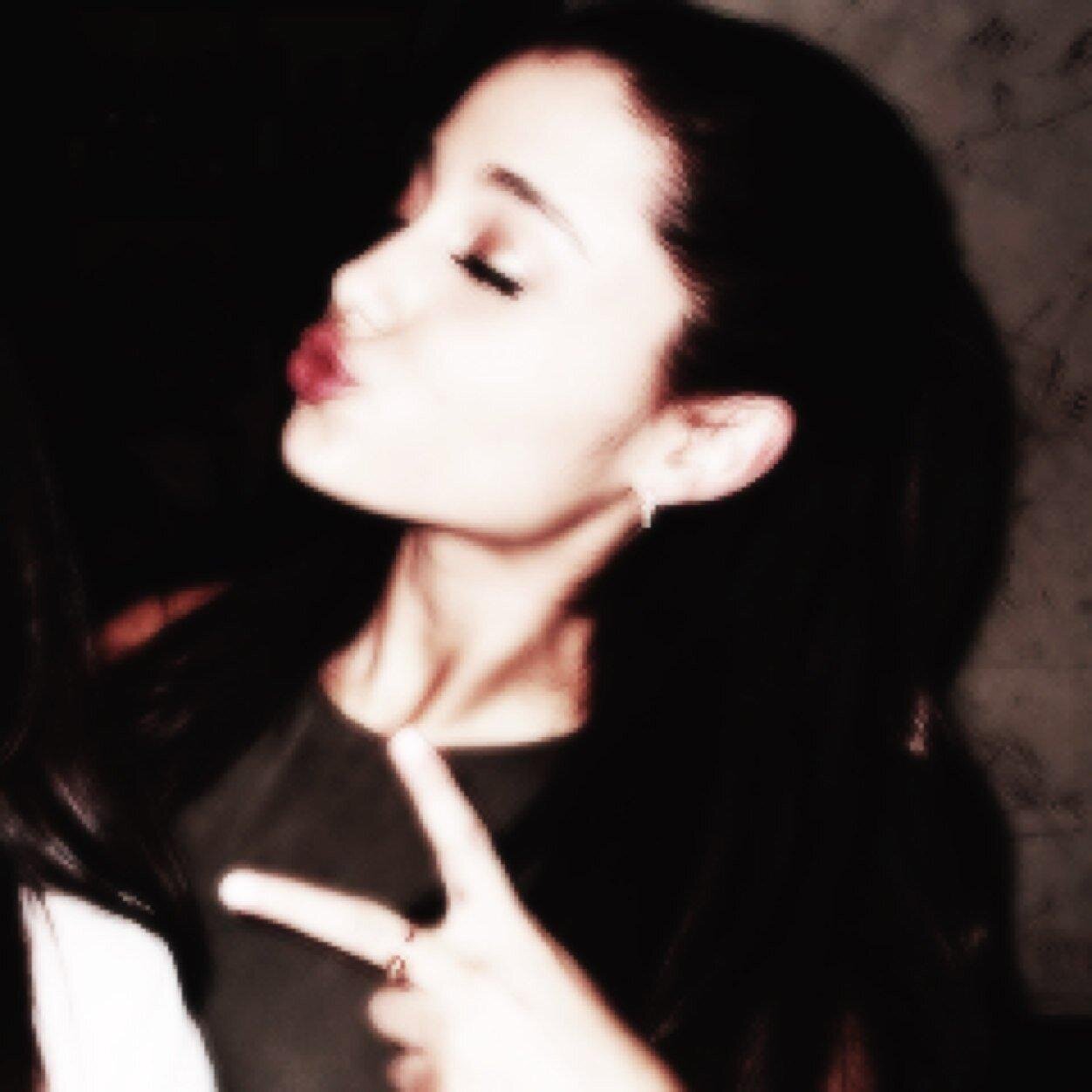 readbio10102's profile picture. Follow @SmilebyGrande & @FUNDACLIM