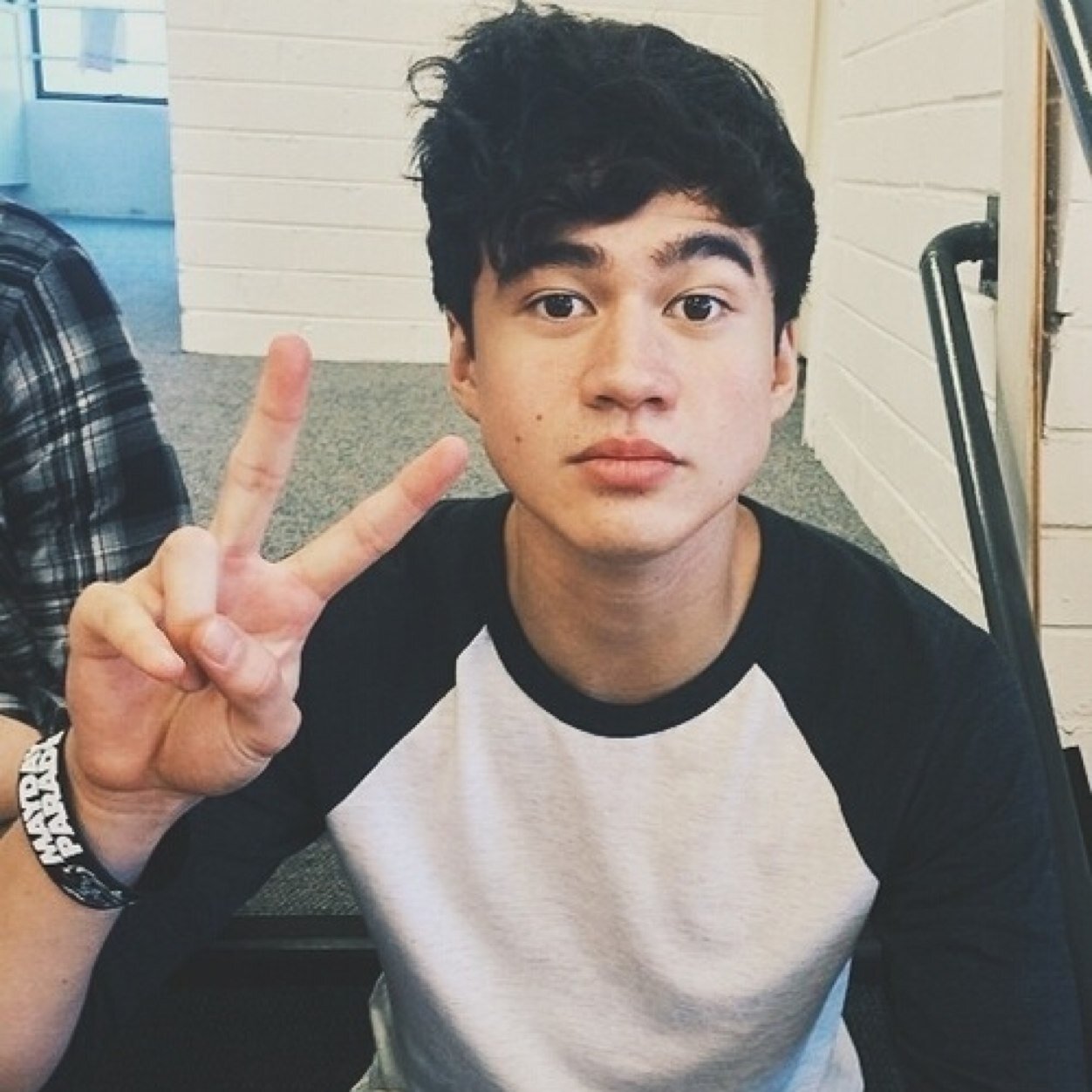Hey please follow @hemmxngs1996 and click the link and vote for her ask for a fb and dm to luke x☺️