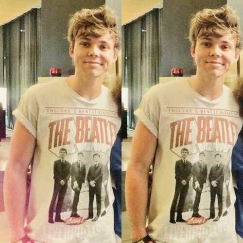 @ASHTONIRWINGS JUST GAVE YOU A FREE FOLLOW SO YOU SHOULD FOLLOW HER BACK :)