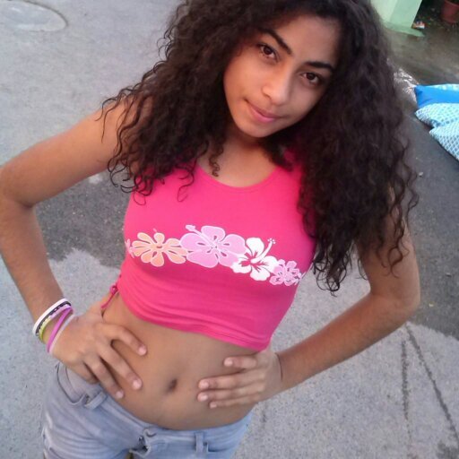 Yo soy una muñeca.. mi instagram es @mairicsanchez