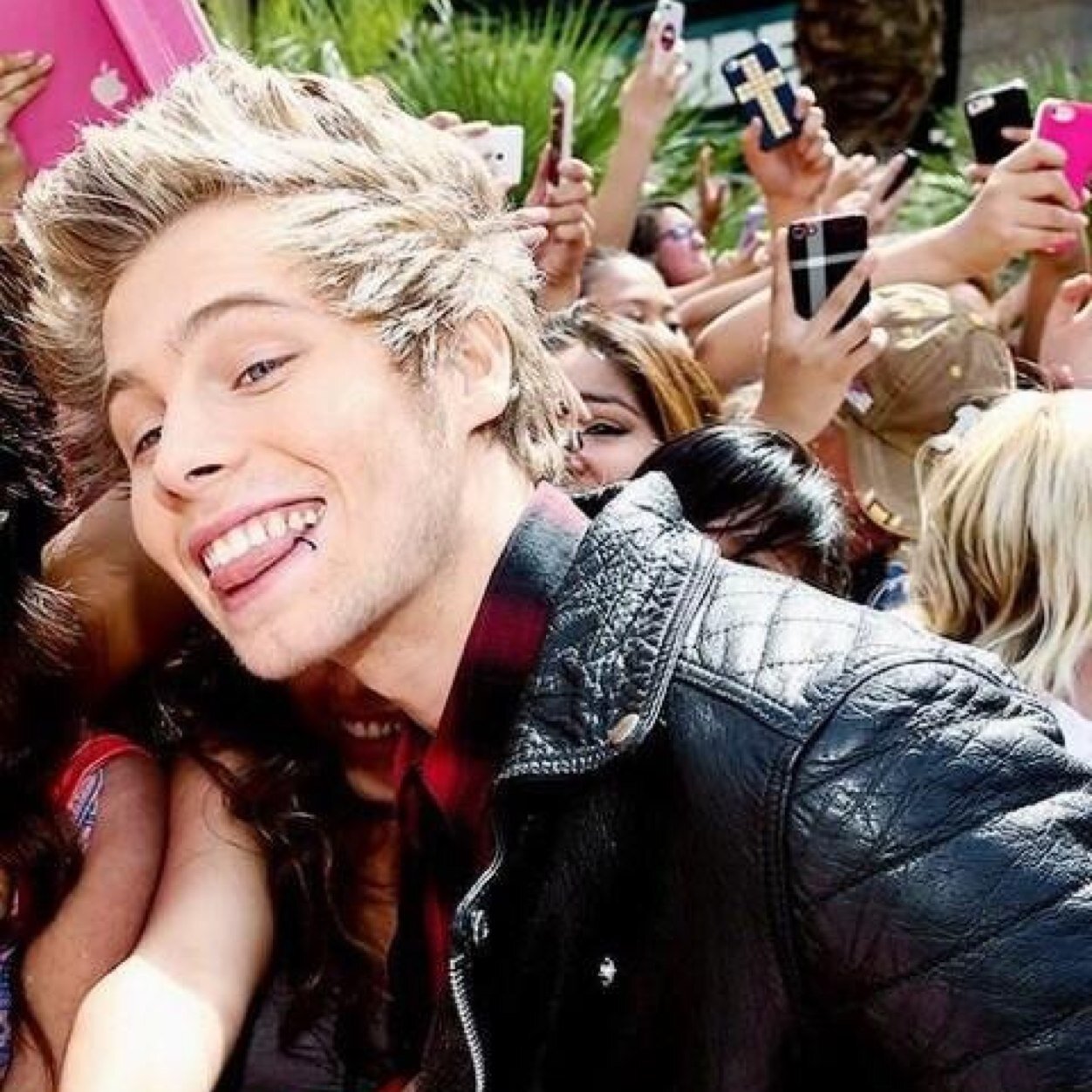 life goal: to have Luke Hemmings punch me in the face 
@luke5sos