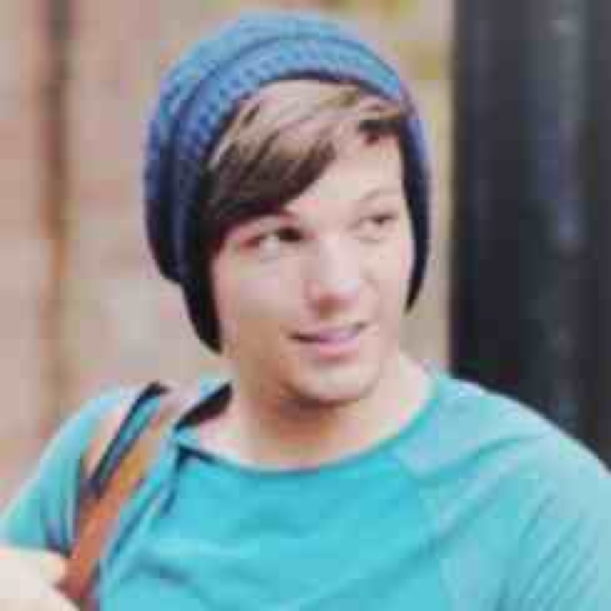 Give free follows to 1.@Crazybluelou 2.@derpcorps