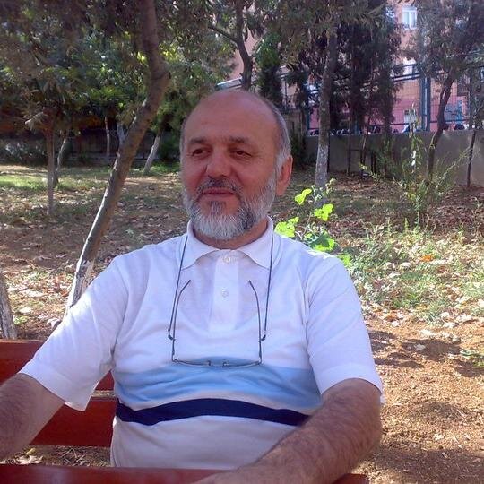 ELEŞTİRİYE KENDİMDEN BAŞLAMAYI SEVERİM.
KİMSENİN ARKASINDAN KONUŞMAM
İHTİYACI OLANLARIN YANINDA OLURUM
MENFAAT KARŞISINDA EĞİLMEM
DALKAVUK İNSANI SEVMEM