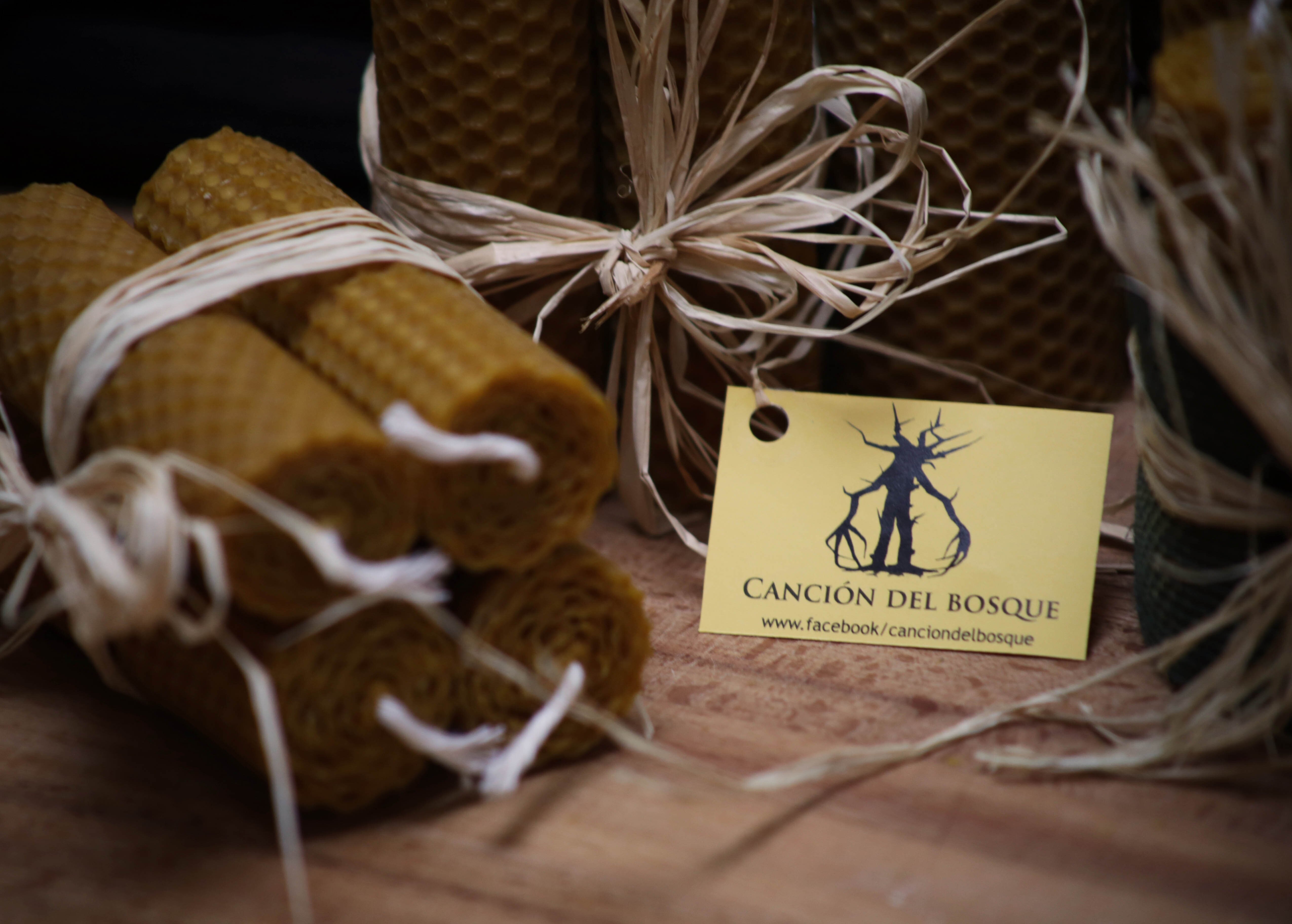 Velas de miel elaboradas de manera artesanal con cera de abeja 100%natural.