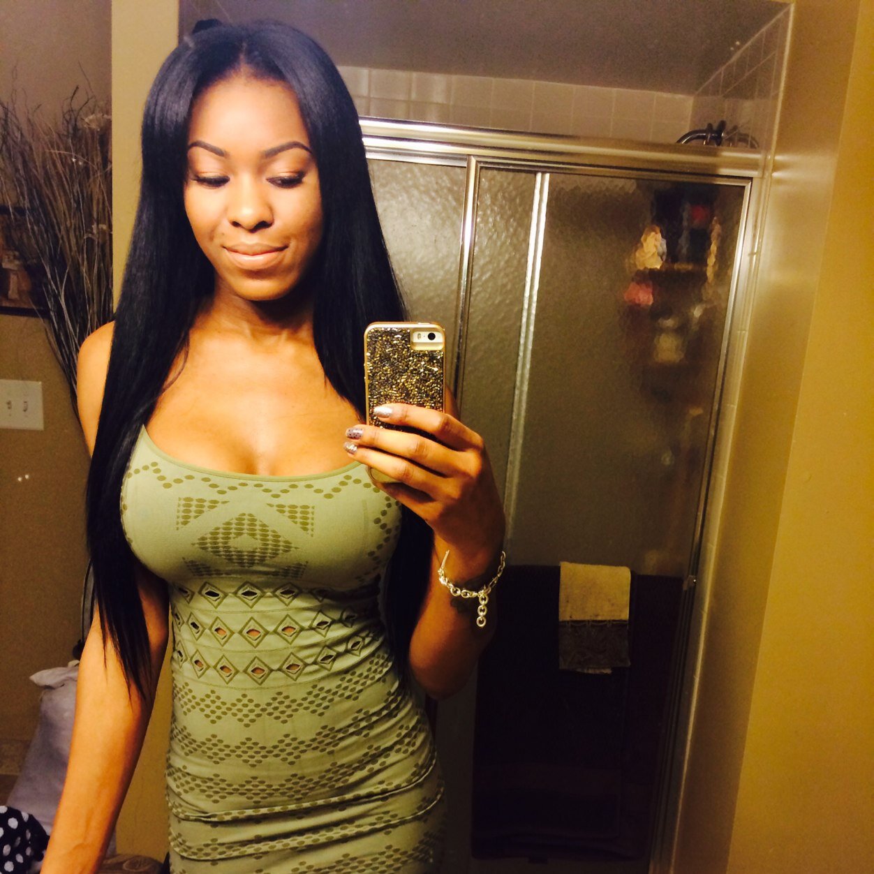 Niah_jay's profile picture. business women
instagram: _niema_