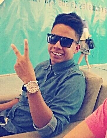 Amo futebol ,pagode e praia ;D