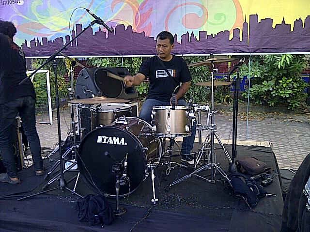 Dhananjaya guitar custom. Jasa pembuatan gitar electric custom,part gitar, rental music studio, sound live,stage rigging.alat pesta dll minat, pin bb 2a71cb21
