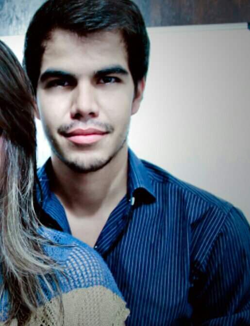 Estudante de química. Vinte e um anos, que insisto em chamar vinte e dois. Capricorniano de Sol, mas Ariano no  agir: um apaixonado pela vida.