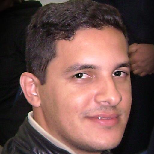 Robson Santos é artista digital, e nas horas vagas passeia nas estradinhas de terra junto com sua cachorra, em busca de inspiração.