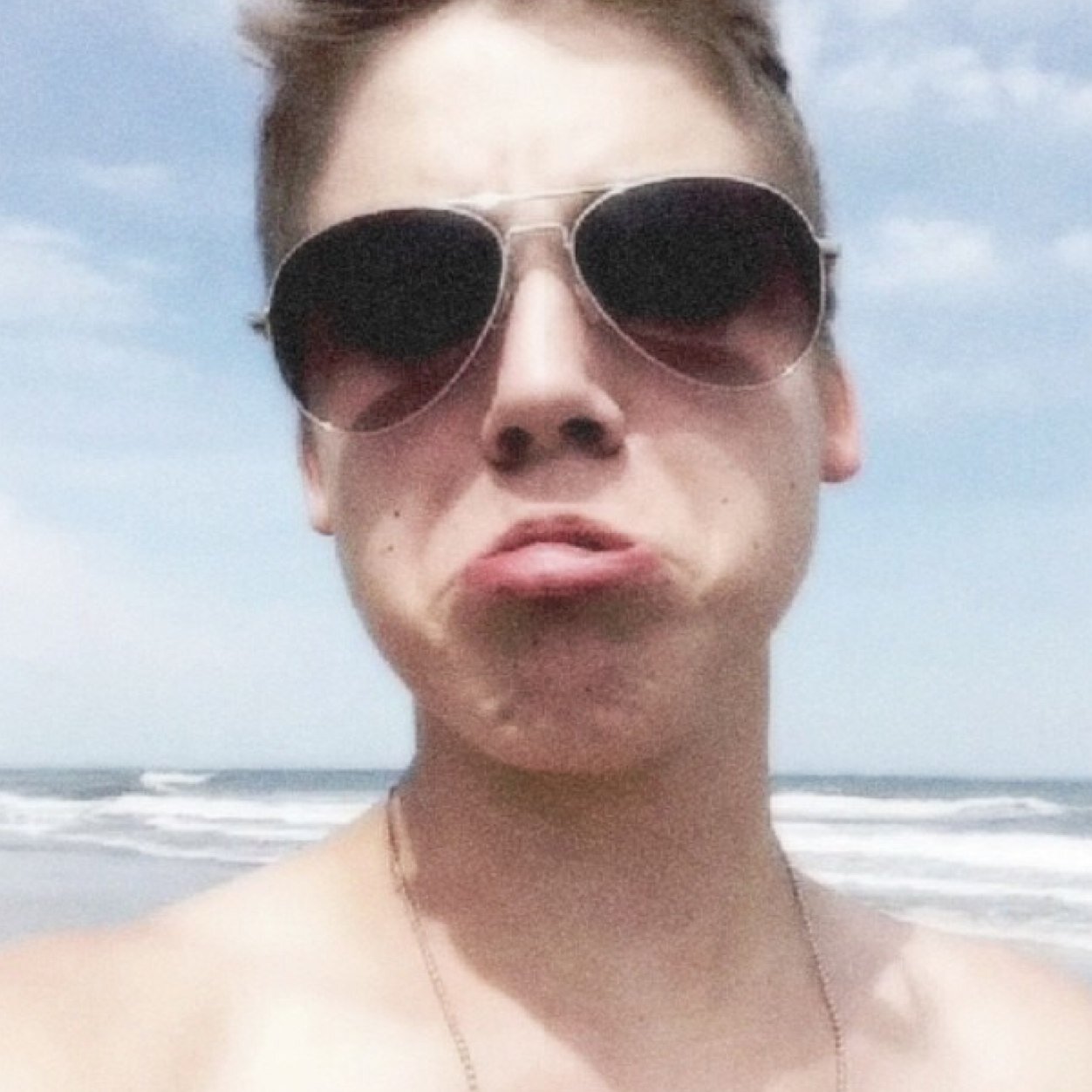 não deixem seus filhos perto de justin bieber ele e um bad boy selvagem que vai obriga-los a baixar o shots eu to avisando!