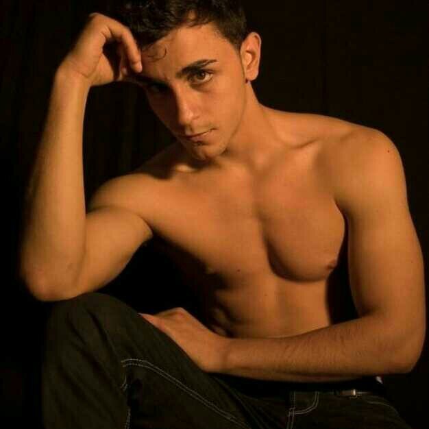 18 años.Chofer.Primo de Martina.Enamorado de Caye eso si,en secreto