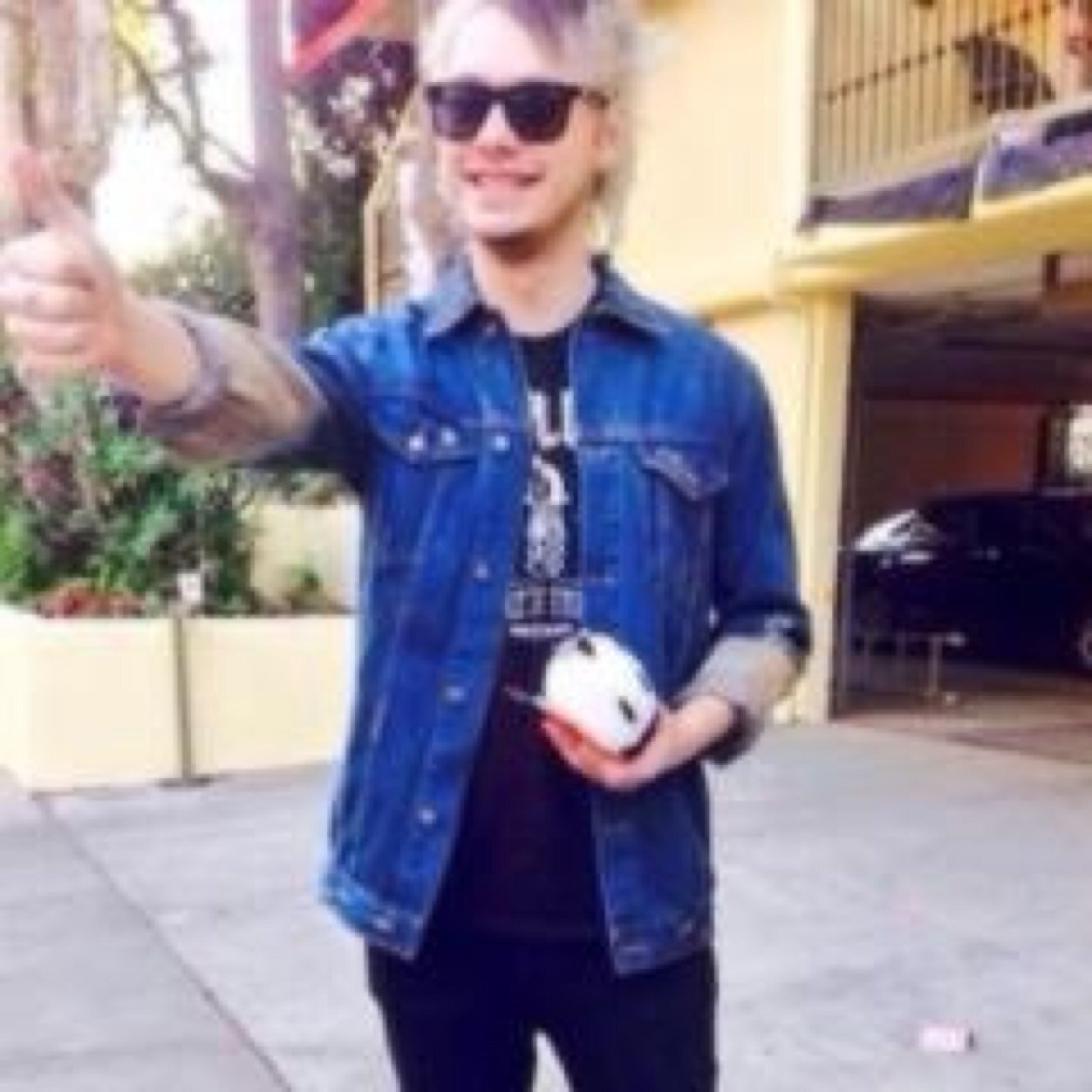 Follow. @lukeysring !!