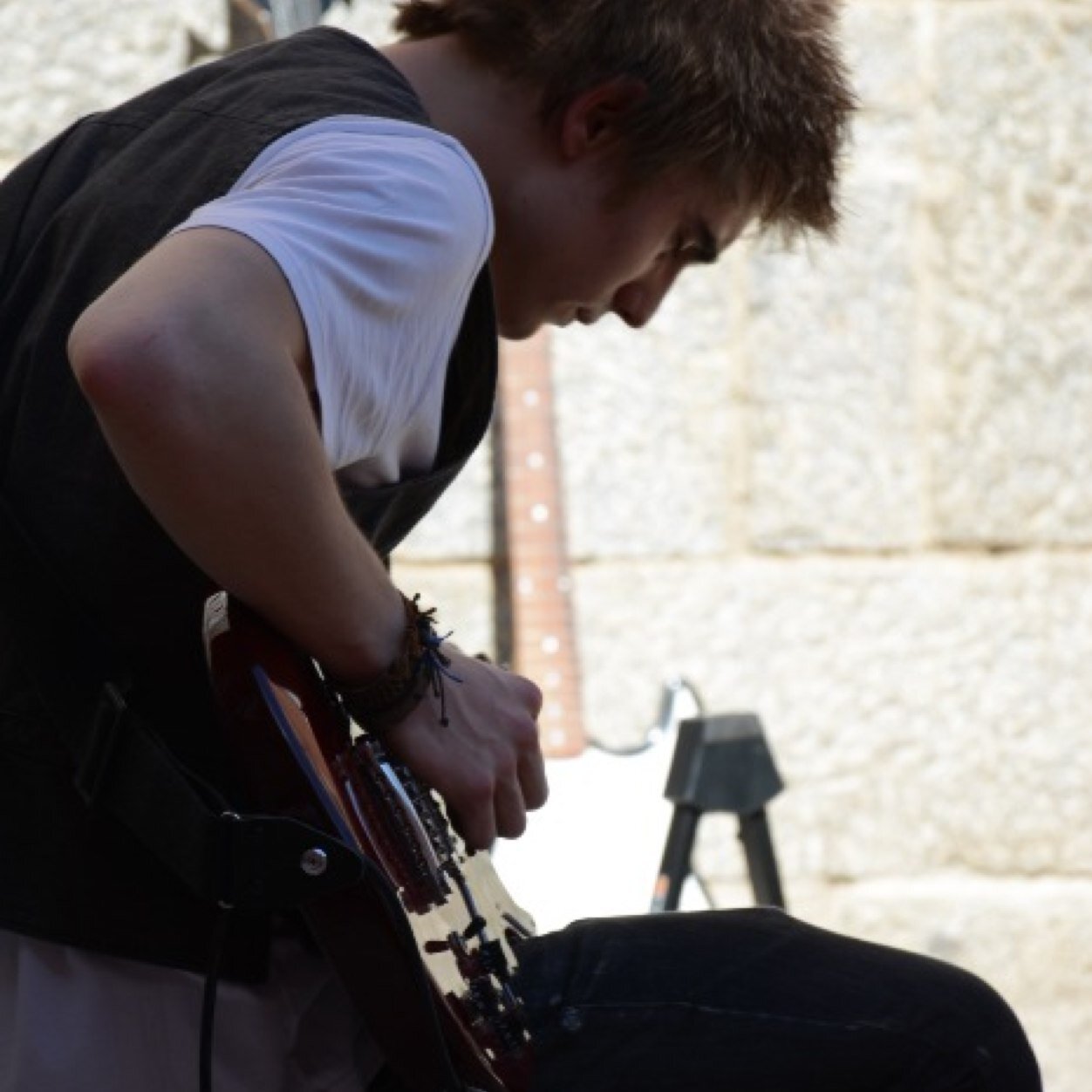 Amante de la guitarra y la música, en cuanto pueda estaré en medio de la calle tocando. La vida es un lienzo que no se puede pintar con lapices de color.