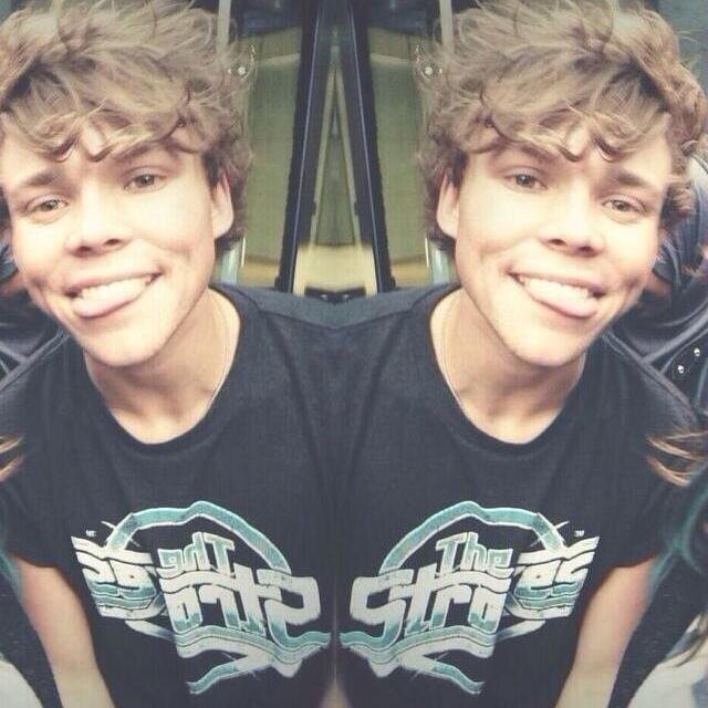 ASHTONPLUM's profile picture. @ASHTONIRWINGS JUST GAVE YOU A FREE FOLLOW SO YOU SHOULD FOLLOW HER BACK :)
