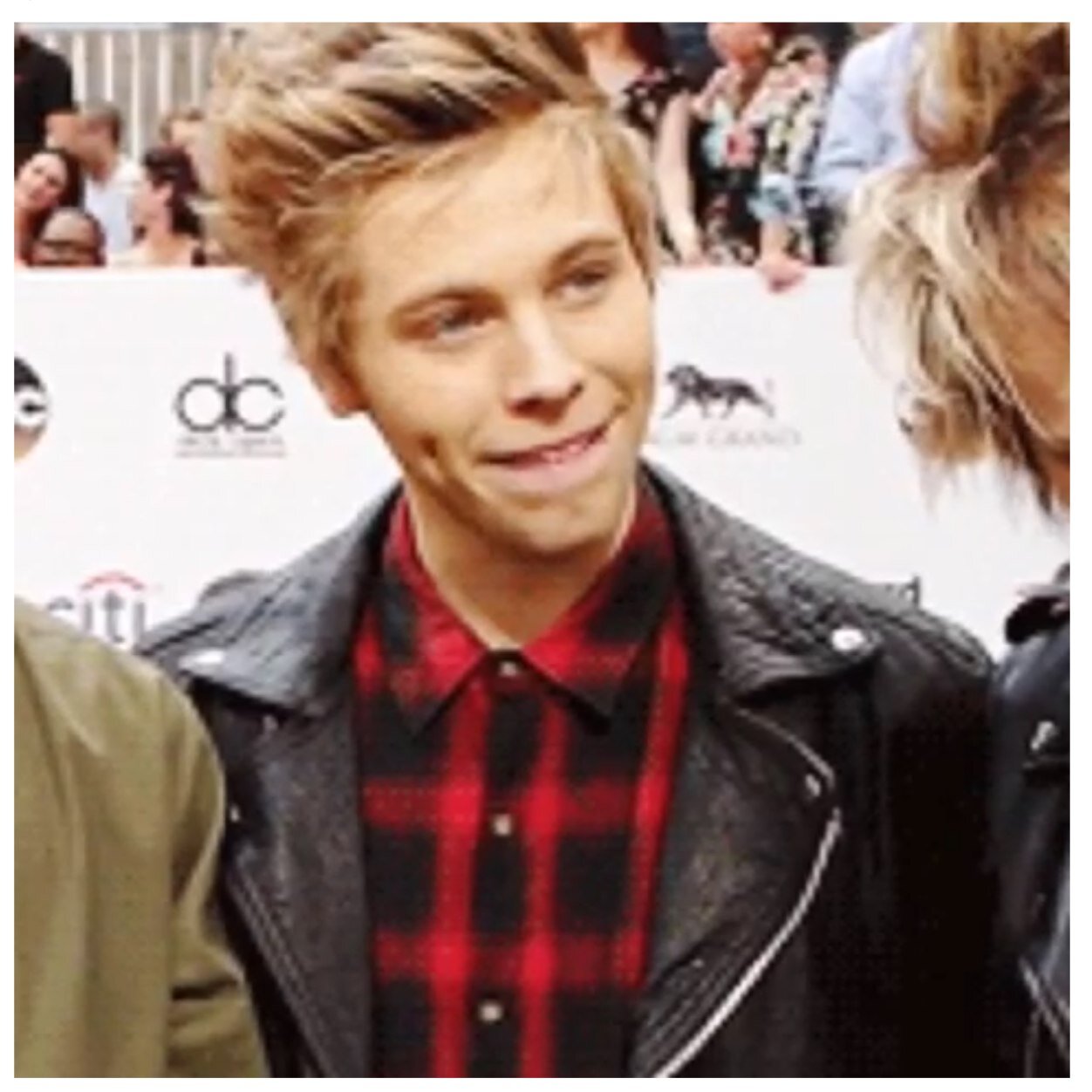 hiiii i find you cute ꒰·͡ुˑ·ཻू꒱ෆ⃛ - @cutehugsluke -
