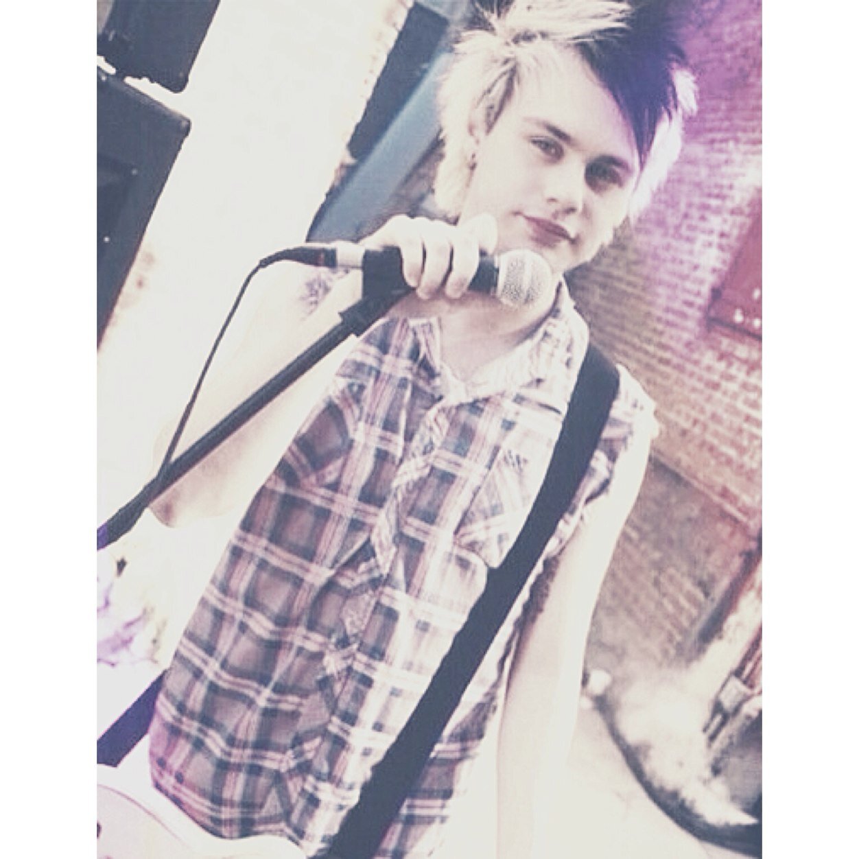 (ﾉ◕ヮ◕)ﾉ*:･ﾟ~insert witty bio about 5sos~ (◡‿◡❁)