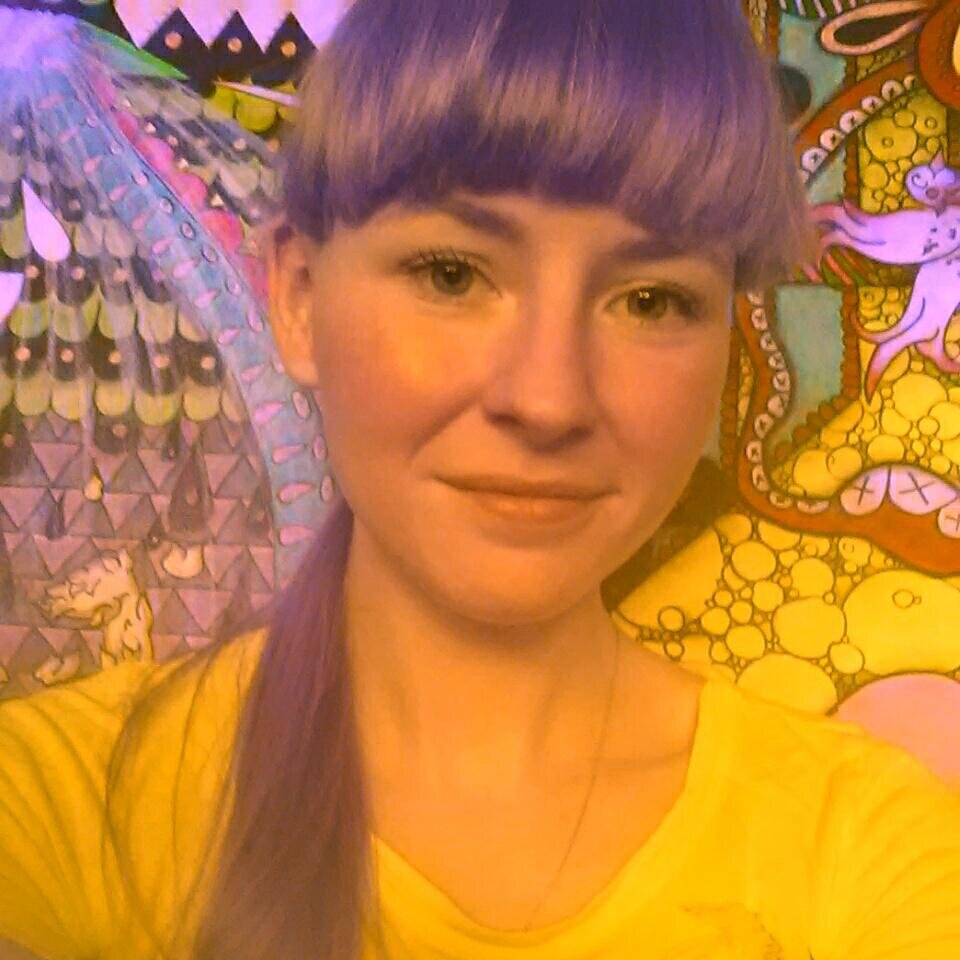 I'm an awkward individual who enjoys cats, Sci-Fi and making incoherent art.