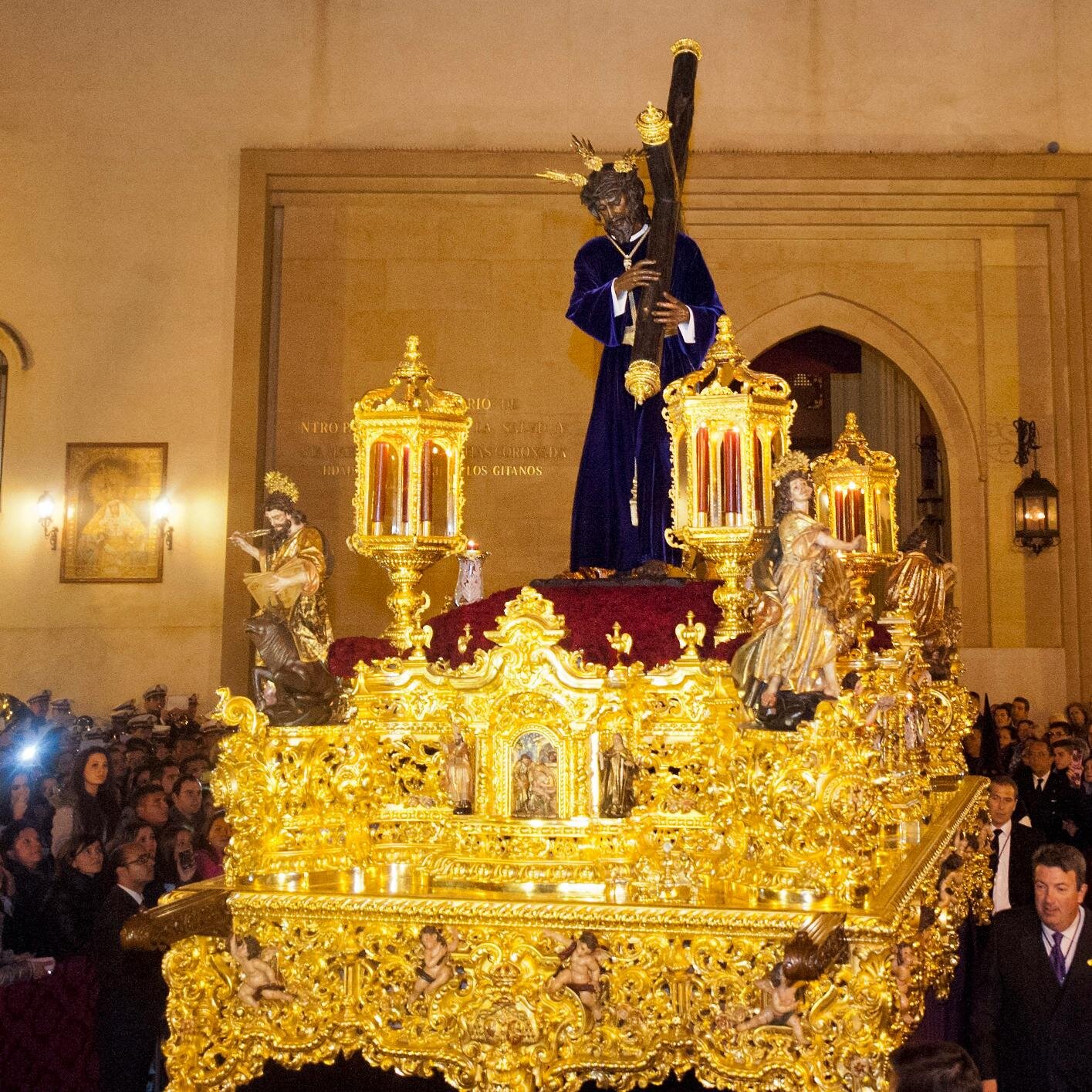 Me encanta la Semana Santa de Sevilla , de La Carolina, cofrade 100% y tambien me gusta el Fútbol.