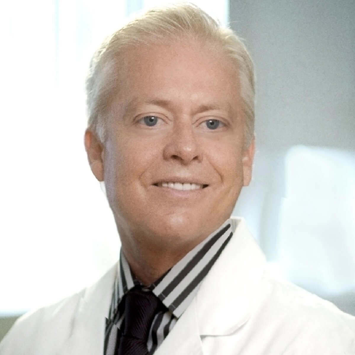 Plastic surgeon, medical advisor & best-selling author. Highly recognized educator on health, longevity & how to reduce your biological age.