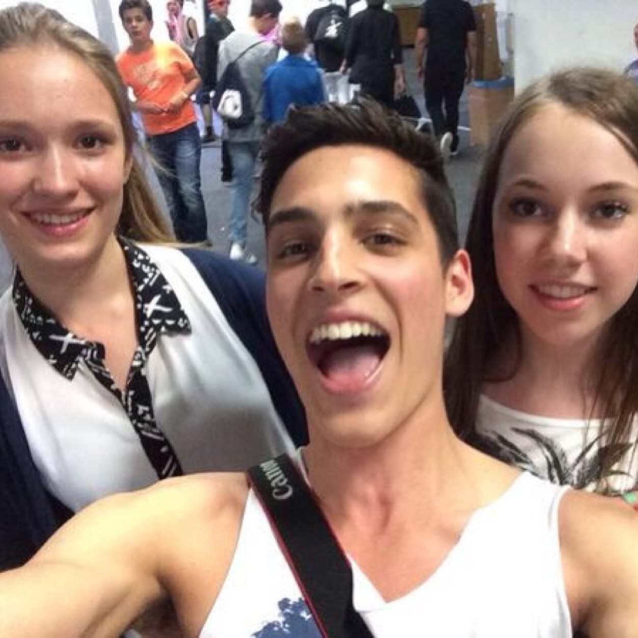 Je bent onze nummer een youtuber je bent zo lief tegen ons we kunnen niet wachten om je weer te zien je bent voor ons een held @rawrvince