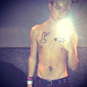 Ex-Warbler de la Dalton Academy. Rubio pero no tonto. Buscando a ese alguien.