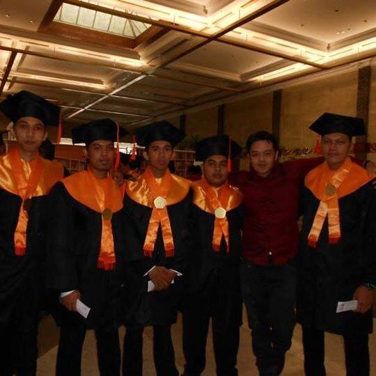 Berpikir realistis, usaha keras, sukses.