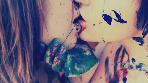 Escribir me produce el mismo placer que masturbarme. Por el simple hecho de que escribir me es excitante y placentero.