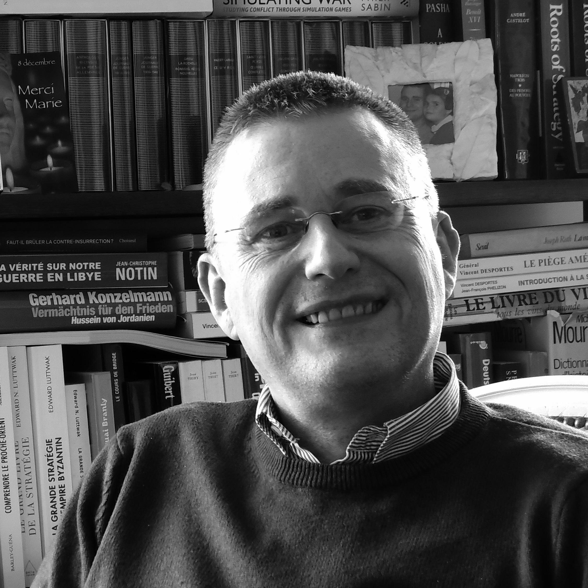 Saint- cyrien et docteur en sciences politiques option histoire contemporaine