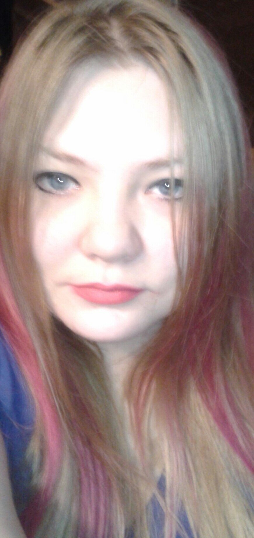 Punky southern belle that loves horror, anime, makeups, gaming, retro-styles.
