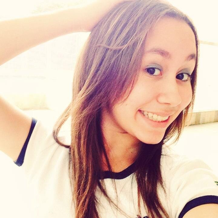 So chata com qm é chato cmg,tirando isso so uma menina de 16 anos,divertida e mtoo lokaa,o resto vc descobre.....segue ae