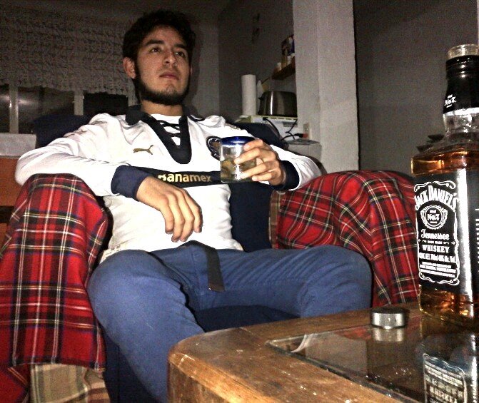 26 años, Puma de corazón, I love Jack Daniel's y pues nada, si quieres saber de mi, conoceme (muchas veces lo que tuiteo no es como soy)