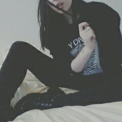 Vivo en una sociedad que espera de mi lo que no puedo ser,pero,no puedo cambiar. Mis idolos son mi unica razon para seguir viva.
1D|| Demi || 5SOS || Avril ||