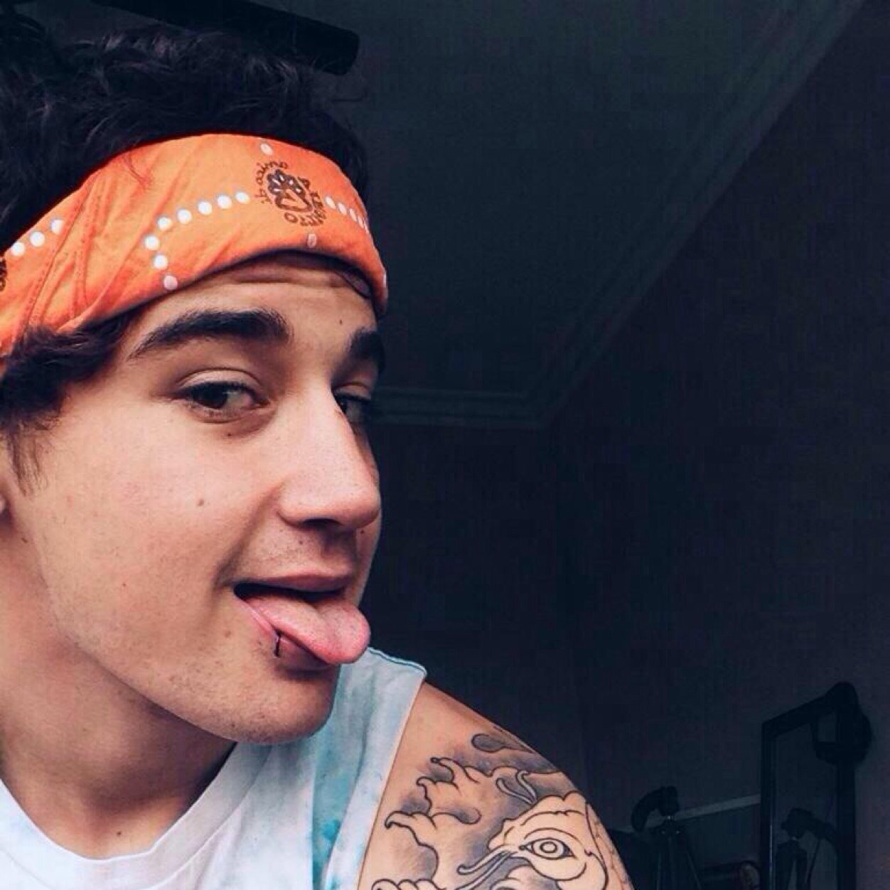 People use puntuation to make their lives less sad. 2/5 janoskian acc and a bunch of pther ppl like ariana no biggy