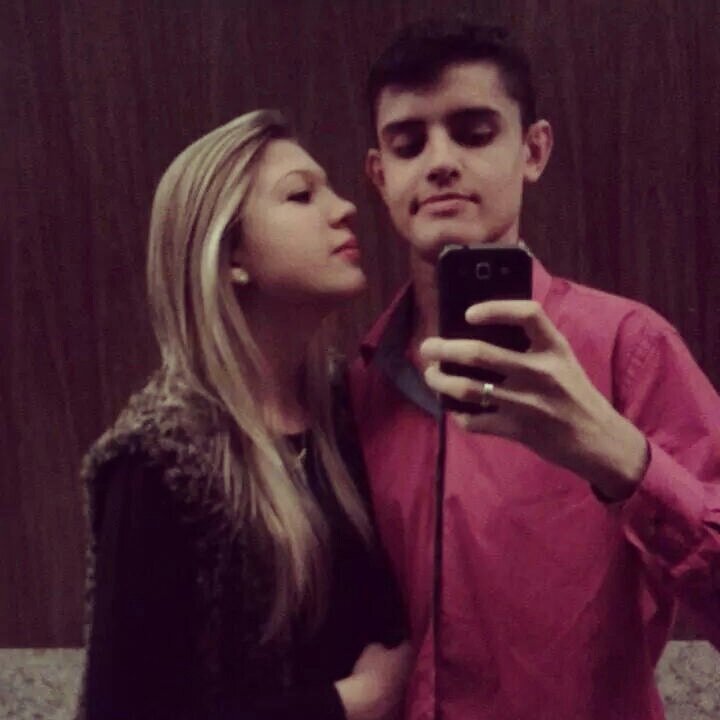 Eu sorrio bonito e deixo os outros querendo sαber o segredo que me fαz feliz; XD