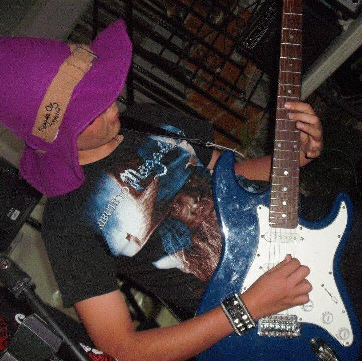 guitarrista lider en Knights of the dark