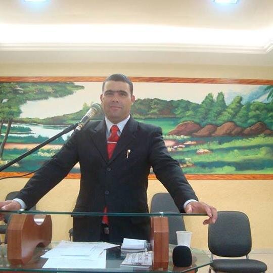 Pastor da Assembléia de Deus Jerusalém em Porto-ferreira casado com a Missionaria Daiane Santos pai de 2 filhos maravilhosos sou muito grato a Deus amém,,,,,