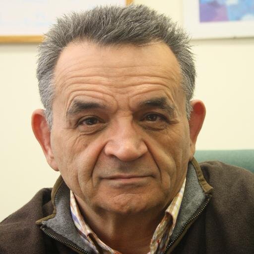 Catedrático de Psicología Social, miembro del grupo de investigación Comportamientos Sociales y Salud (SEJ-458), y un apasionado de las motos.