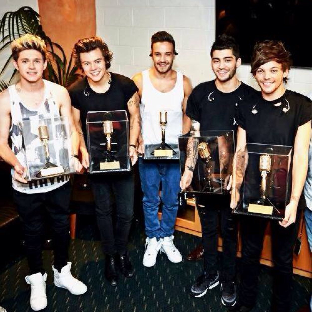 A One Direction Twitter page with 1D pics, funny 1D meme's and Weird 1D photos❤️