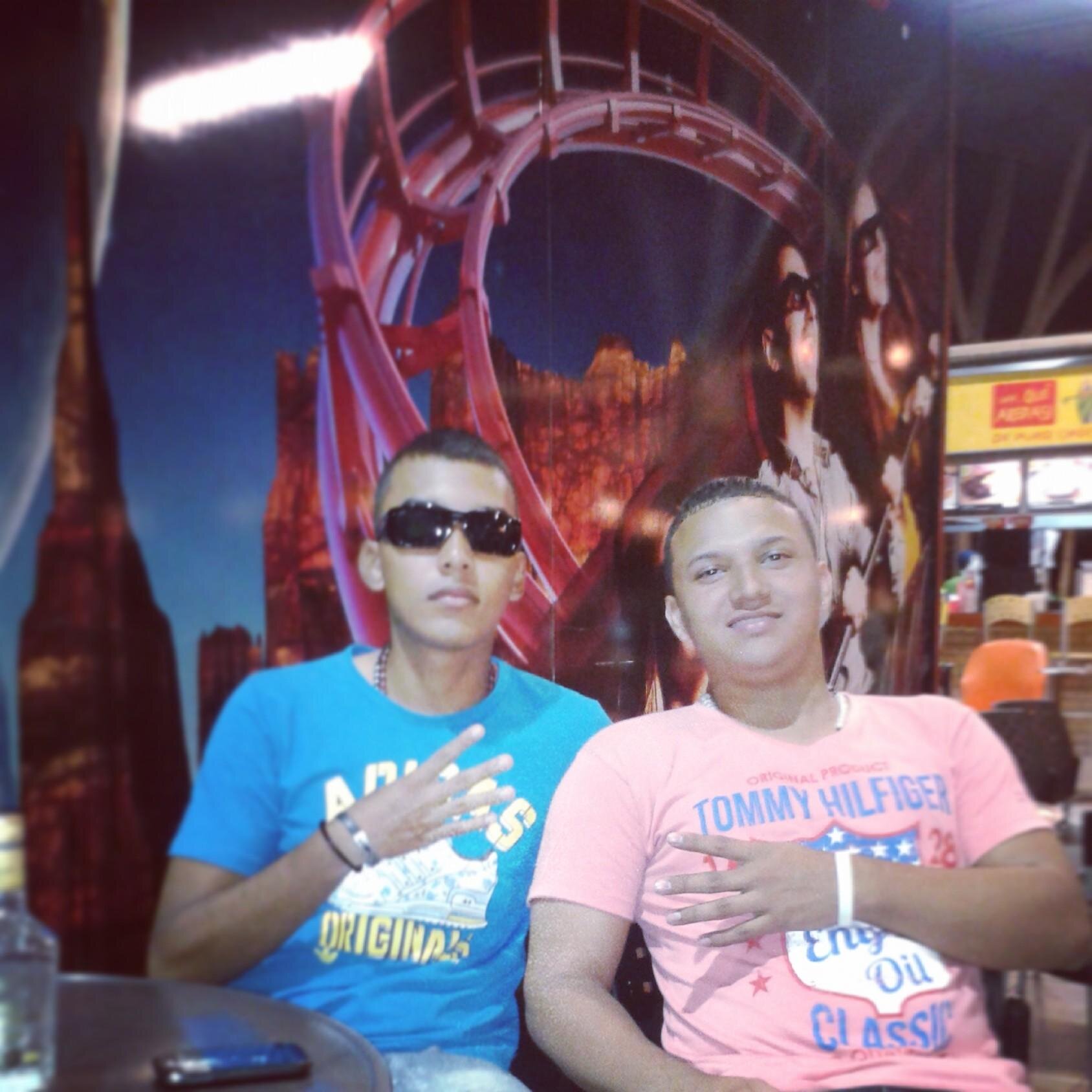 The 4 Secret Inc. Duo Musical Representando Cali-Colombia Artistas: @AndresPinchao09 & @MiguelGonnzalez
Mano Derecha @HawerJG