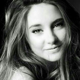 ◆ Hazel Niamh ○ /\ ○ Honor Student ○ Aspiring Author ○ Blogger ○ Youtuber ○ Professional Fangirl ○ iPhone 5s ◆